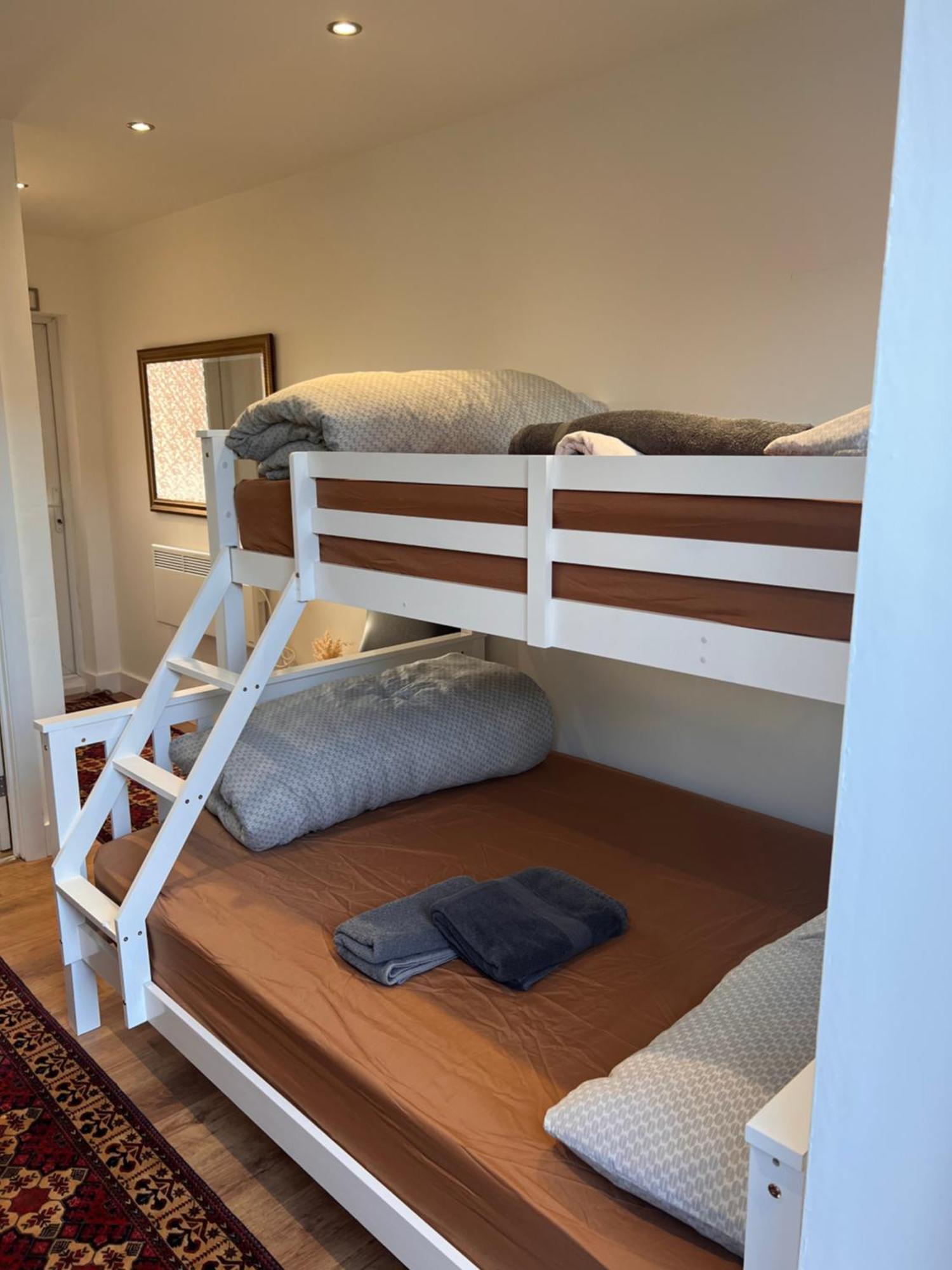 1 Bedroom & Bathroom Dorney Eksteriør bilde