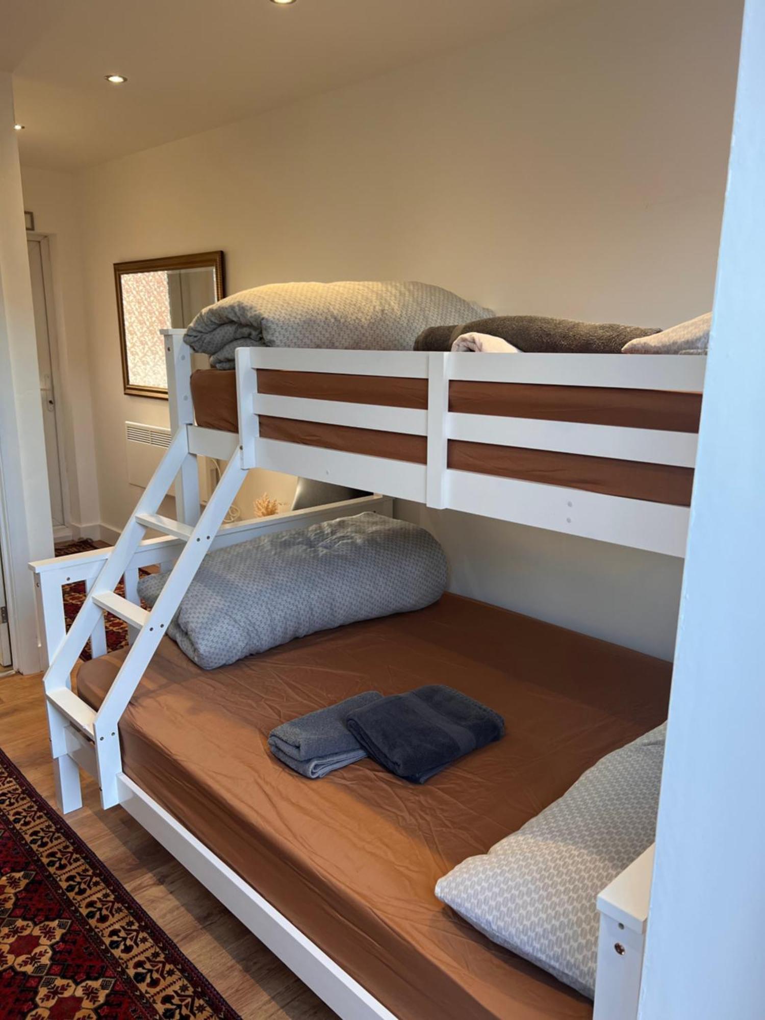 1 Bedroom & Bathroom Dorney Eksteriør bilde
